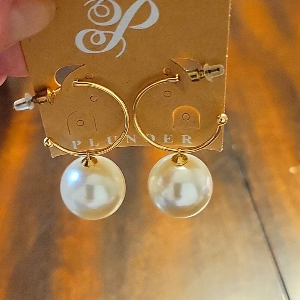 Plunder Mariana Earring, Gold and Pearl - Picture 2 of 3